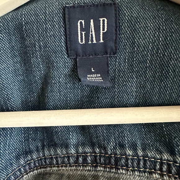 GAP Women’s Icon Distressed Denim Jacket, size Large, looks almost new 👖🤠 - Picture 6 of 8